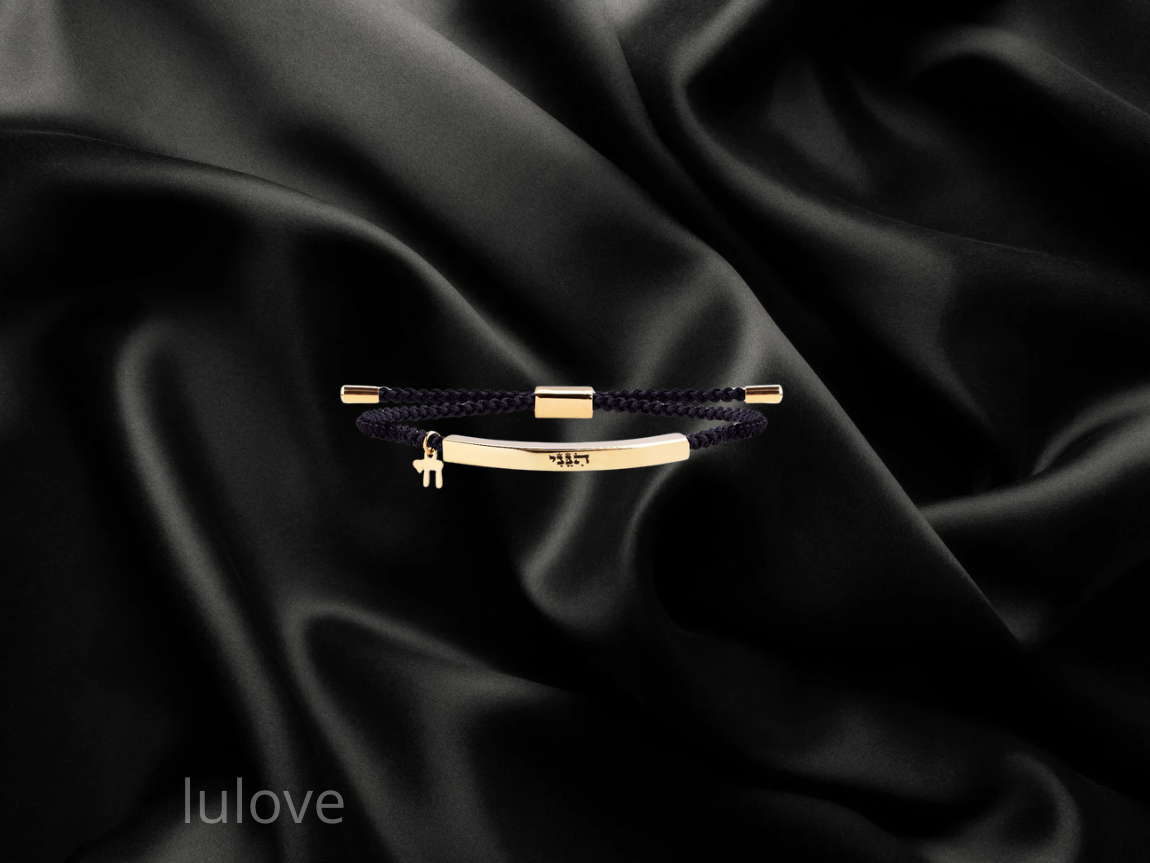 צמיד חוט שחור עם בר זהב